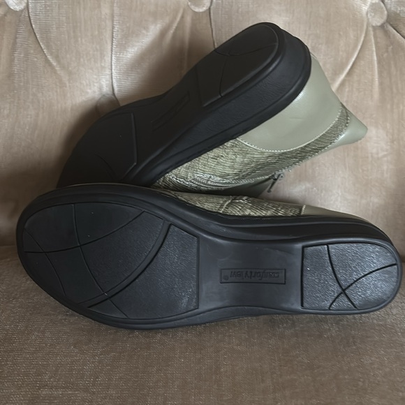 Women’s sz 9 Comfort view Jolene soft sage green booties zip up new - Picture 6 of 8